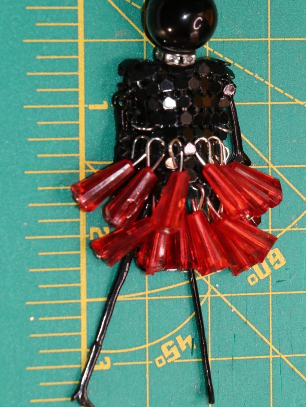 26" Elegant Black and Red Woman Pendant Necklace - Picture 4 of 4